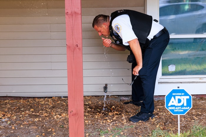 Ein Chicagoer Polizist wusch sich nach dem Tränengas-Einsatz die Augen Wasser aus.