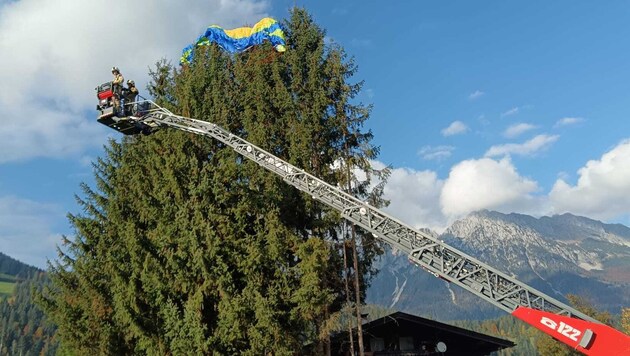 Die FF Söll holte den Mann mittels Drehleiter zurück auf den Boden.