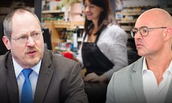 Rainer Trefelik, Chefverhandler der Wirtschaftskammer, steigt mit GPA-Gewerkschafter Mario ...