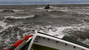 Das Seenotrettungsboot beim Versuch, die Schiffbrüchigen auf der Sandbank zu erreichen.