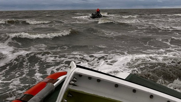Das Seenotrettungsboot beim Versuch, die Schiffbrüchigen auf der Sandbank zu erreichen.