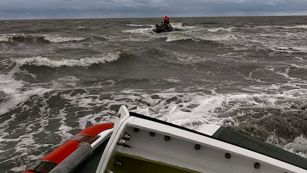 Das Seenotrettungsboot beim Versuch, die Schiffbrüchigen auf der Sandbank zu erreichen.