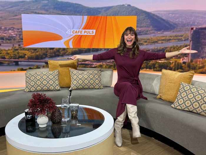 Bereit für ihr neues Fernsehrreich: Julia Furdea setzt bei der Sonntagsausgabe des „Café Puls“ ...