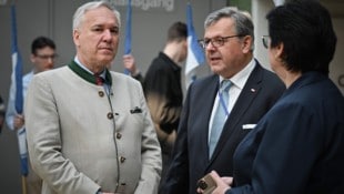 Gerhard Deimek mit Nationalratspräsident Walter Rosenkranz (li.) beim Landesparteitag der FPÖ ...