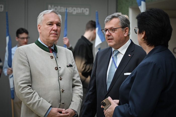 Gerhard Deimek mit Nationalratspräsident Walter Rosenkranz (li.) beim Landesparteitag der FPÖ ...
