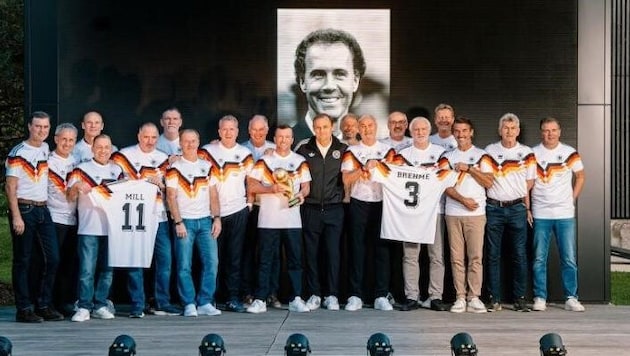 Die 90er-Helden im Gruppenmotiv.