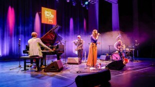 Poetische Musik zum Festivalauftakt: David Helbocks Random/Control vertonte mit Filippa Gojo ...