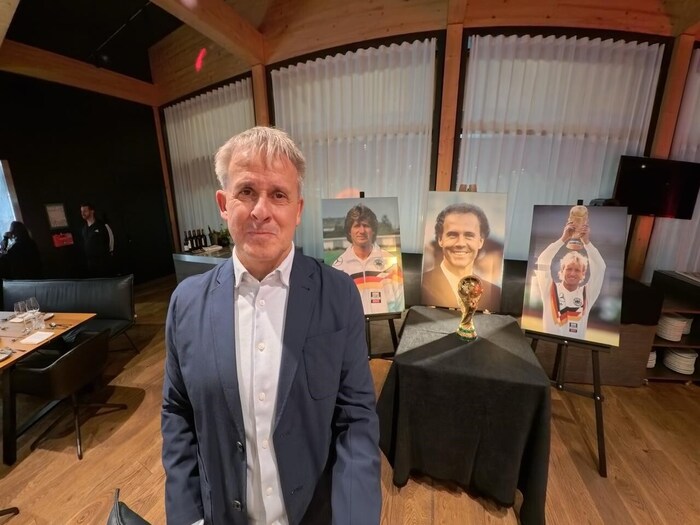 Pierre Littbarski vor dem Altar der verstorbenen Weggefährten.