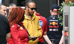Lewis Hamilton wagte sich mit 40 Jahren zum ersten Mal auf ein Pferd.