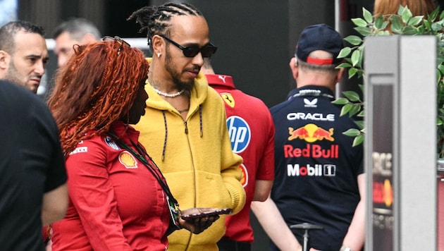 Lewis Hamilton wagte sich mit 40 Jahren zum ersten Mal auf ein Pferd.