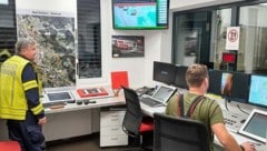 Feuerwehrleute im Depot in Bad Goisern hatten die Gesamtlage bei der Suchaktion im Blick