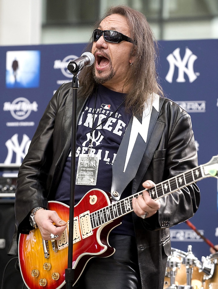 Ace Frehley ohne Schminke bei der Eröffnung eines Hard-Rock-Cafés im Stadion der New York ...