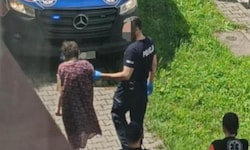 Hier wird Mirella von Polizeibeamten zu einem Krankenwagen gebracht.