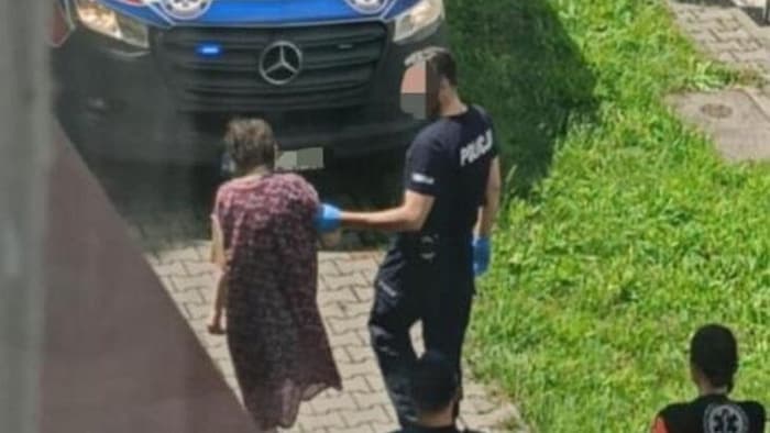 Hier wird Mirella von Polizeibeamten zu einem Krankenwagen gebracht.