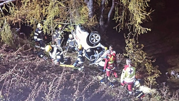 Das Auto kam etwa 20 Meter unter der Straße an einem Baum zum Stillstand.