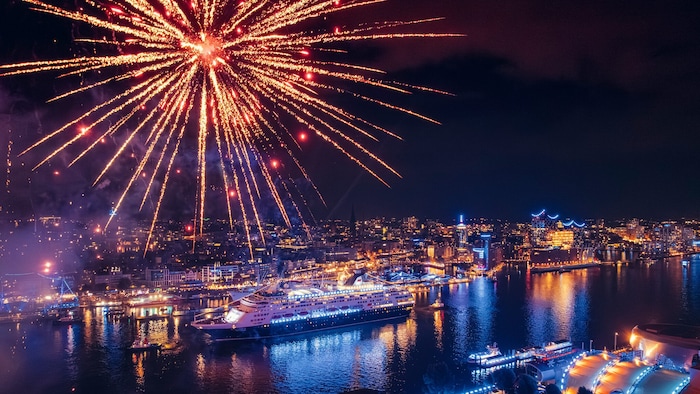 Großes Feuerwerk im Hafen anlässlich der 10. Hamburg Cruise Days.
