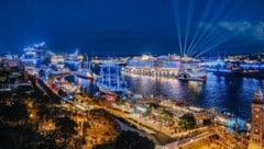 Das Lichtkunstwerk Blue Port Hamburg taucht den Hafen abends in ein besonderes maritimes Licht.