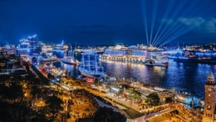 Das Lichtkunstwerk Blue Port Hamburg taucht den Hafen abends in ein besonderes maritimes Licht.