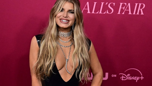 Jessica Simpson sorgte bei der Premiere von Kim Kardashians Serie „All‘s Fair“ für Furore – und ...