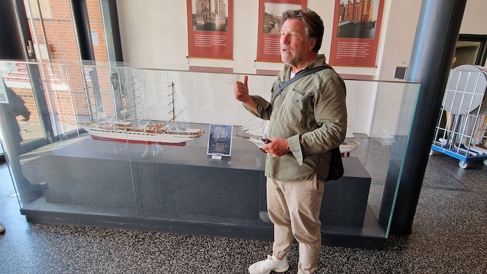 Guide Tomas Kaiser begeisterte bei der Stadtführung zu Fuß und per Rad mit seinem Wissen.