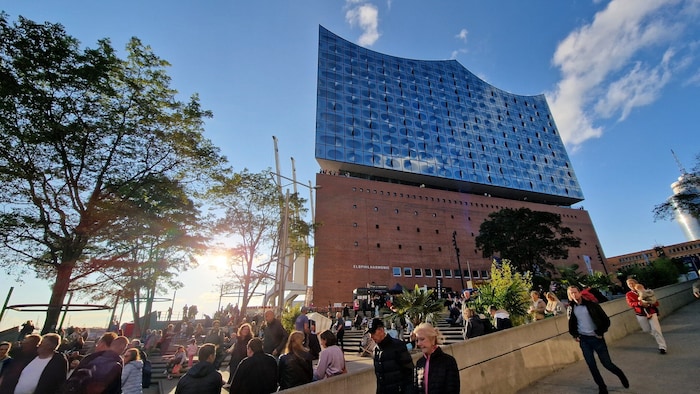 Trubel auf der Flaniermeile im Bereich der Elbphilharmonie.