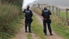 Polizistinnen sperrten den Weg zum Fundort der Kinderleiche ab.