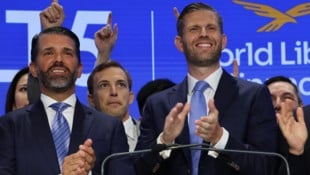 Eric (rechts) und Donald Trump Jr. (links) laden zur Krypto-Konferenz.