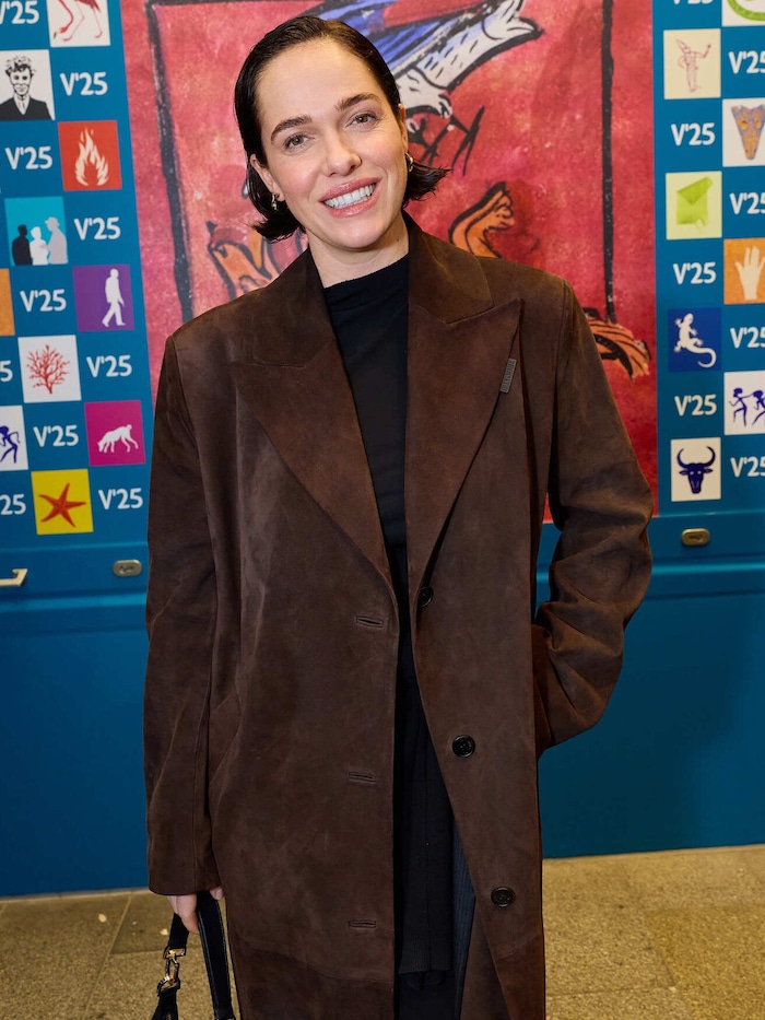 Adabei: Verena Altenberger in stylischem Oversized-Look.