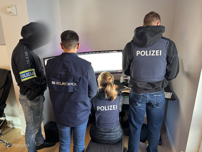 Gemeinsam mit internationalen Kollegen sichten heimische Beamte die Unmengen an Daten.