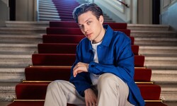 Alois Mühlbacher ist ein österreichischer Countertenor, er stammt aus Hinterstoder.