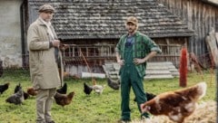 Kevin Brand (re.) spielt in „Die Uhudler-Verschwörung“ neben Thomas Stipsits (li.) die Rolle des ...