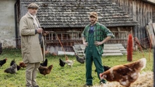 Kevin Brand (re.) spielt in „Die Uhudler-Verschwörung“ neben Thomas Stipsits (li.) die Rolle des ...