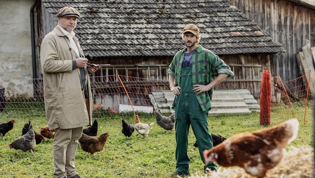 Kevin Brand (re.) spielt in „Die Uhudler-Verschwörung“ neben Thomas Stipsits (li.) die Rolle des ...