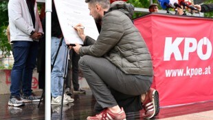 KPÖ-Bundessprecher Tobias Schweiger während des Wiener Wahlkampfs (Archivbild)