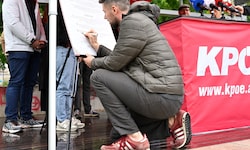 KPÖ-Bundessprecher Tobias Schweiger während des Wiener Wahlkampfs (Archivbild)