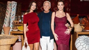 „Guess“-Mode-Geschäftsmann Paul Marciano mit Nadine Mirada (re.) und Model-Kollegin Nina Kostic ...
