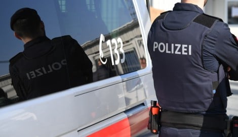 Einsatz beim Wiener Margaretengürtel: Ein Mann hatte sich in einem Zugabteil verschanzt.