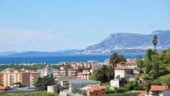 Die Kleinstadt Vallecrosia will mit Zusatz „al mare“ der Verortung im Hinterland entkommen ...