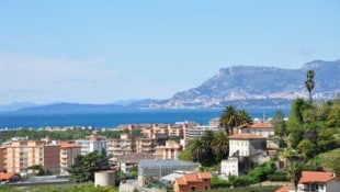 Die Kleinstadt Vallecrosia will mit Zusatz „al mare“ der Verortung im Hinterland entkommen ...