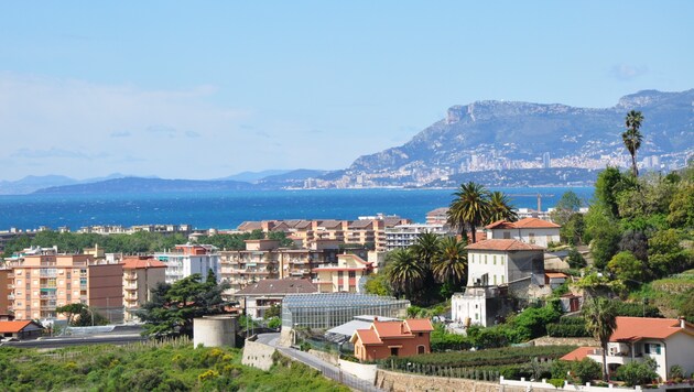 Die Kleinstadt Vallecrosia will mit Zusatz „al mare“ der Verortung im Hinterland entkommen ...