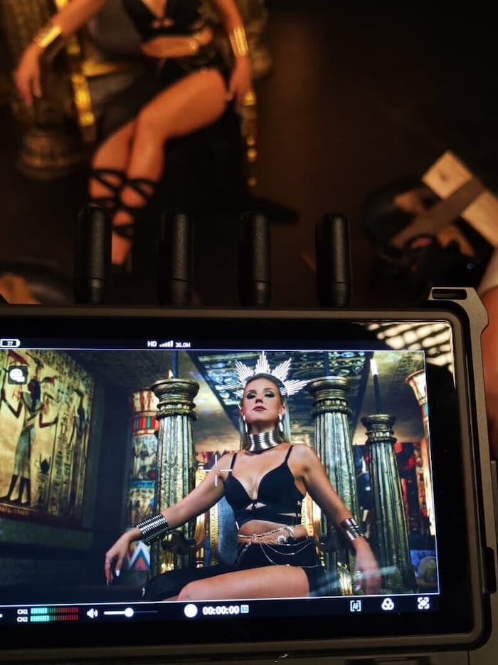 „Jede Frau ist eine Göttin“: Natalie Holzner beim Dreh zu ihrer neuen Single „Kleopatra“