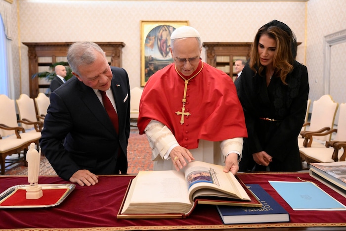 König Abdullah von Jordanien und Königin Rania trafen Papst Leo Anfang der Woche zur Audienz im ...