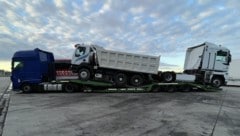 Der Sattelzug war mit zwei Lkw beladen – bei kaputten Bremsen und Reifen.