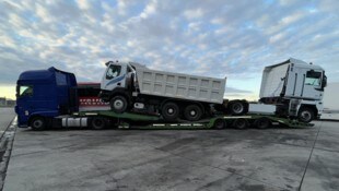 Der Sattelzug war mit zwei Lkw beladen – bei kaputten Bremsen und Reifen.