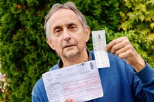 Der Grazer Christian Summerauer versteht die Welt nicht mehr: Weil sein Fahrschein abgestempelt, ...