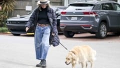 Diane Keaton bei einem Spaziergang mit ihrem Hund „Reggie“. 