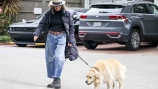 Diane Keaton bei einem Spaziergang mit ihrem Hund „Reggie“. 