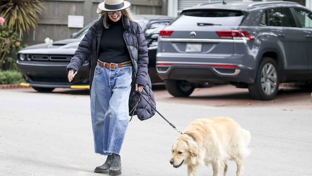 Diane Keaton bei einem Spaziergang mit ihrem Hund „Reggie“.