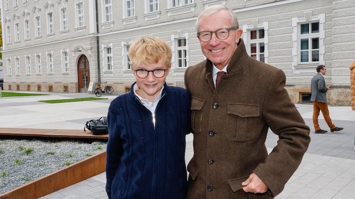 Leopold Haslauer wird bald in der neuen Sporthalle turnen. Papa Wilfried Haslauer kam zur ...