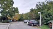 Auf der linken Seite befindet sich das Landesstudio, auf der rechten soll das Weingut gebaut ...